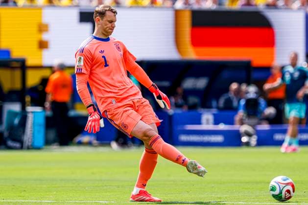 goalkeeper Manuel Neuer of Germany passes the ball , Group E - FIFA World Cup, WM, Weltmeisterschaft, Fussball 2026, Ecuador v Germany, New York New Jersey Stadium, June 25, 2026, East Rutherford, United States.