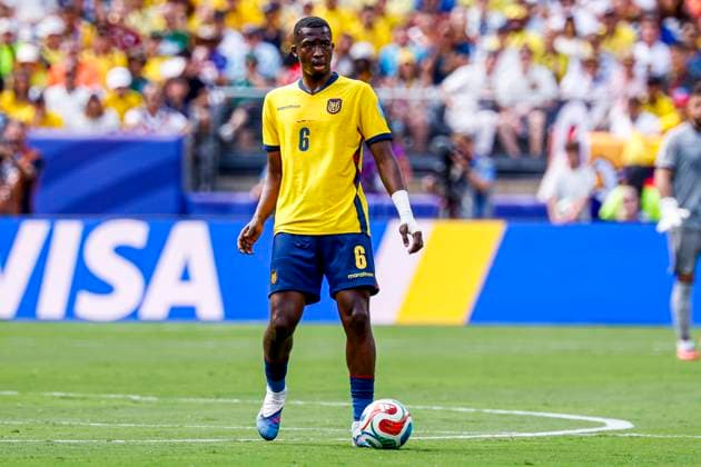 William Pacho of Ecuador dribbles with the ball , Group E - FIFA World Cup, WM, Weltmeisterschaft, Fussball 2026, Ecuador v Germany, New York New Jersey Stadium, June 25, 2026, East Rutherford, United States.