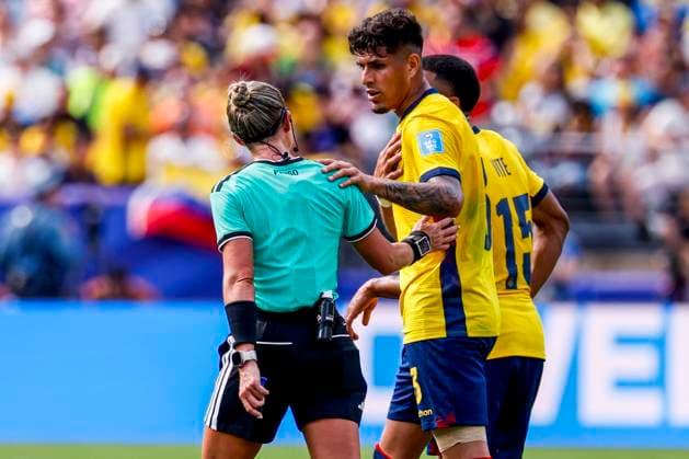 Piero Hincapie of Ecuador talks with referee Tori Penso , Group E - FIFA World Cup, WM, Weltmeisterschaft, Fussball 2026, Ecuador v Germany, New York New Jersey Stadium, June 25, 2026, East Rutherford, United States.