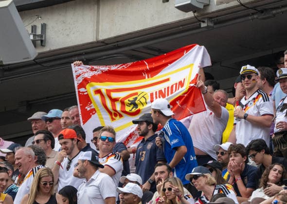 Fußball, Herren, FIFA World Cup, WM, Weltmeisterschaft, Fussball 2026, Spiel in New York New Jersey, Ecuador - Deutschland (Gruppe E, 3. Spieltag), deutsche Fans mit Fahne des 1. FC Union Berlin, 25.06. 2026, *** Soccer, Men s, 2026 FIFA World Cup, Match in New York, New Jersey, Ecuador vs. Germany, Group E, Matchday 3, German fans with a 1. FC Union Berlin flag, June 25, 2026, Copyright: xMatthiasxKochx