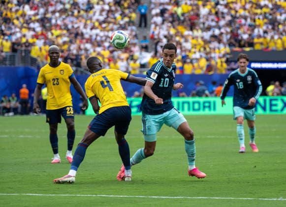 Fußball, Herren, FIFA World Cup, WM, Weltmeisterschaft, Fussball 2026, Spiel in New York New Jersey, Ecuador - Deutschland (Gruppe E, 3. Spieltag), v. l. Joel Ordonez (Ecuador), Jamal Musiala (Deutschland), 25.06. 2026, *** Soccer, Men s, 2026 FIFA World Cup, Match in New York, New Jersey, Ecuador vs. Germany, Group E, Matchday 3, from left: Joel Ordonez (Ecuador), Jamal Musiala (Germany), June 25, 2026, Copyright: xMatthiasxKochx