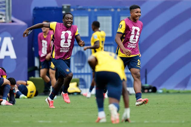 25.06.2026, Fussball, Herren, FIFA Weltmeisterschaft 2026, Vorrunde, Gruppe E, New York, Ecuador - Deutschland, Ecuador feiert den Sieg, Yaimar Medina (Ecuador), Joel Ordonez (Ecuador), Jeremy Arevalo (Ecuador) New York MetLife Stadium New York Vereinigte Staaten von Amerika (US) *** June 25, 2026, Soccer, Men s, 2026 FIFA World Cup, Group Stage, Group E, New York, Ecuador vs. Germany, Ecuador celebrates the victory, Yaimar Medina (Ecuador), Joel Ordonez (Ecuador), Jeremy Arevalo (Ecuador), MetLife Stadium, New York, United States of America, US Copyright: xSebastianxBachx