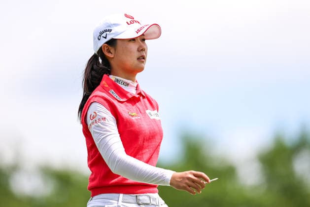 Youmin Hwang of South Korea walks to the fairway on the third hole during the first round of the 2026 KPMG Women s PGA, Golf Herren Championship at Hazeltine National Golf Club on June 25, 2026 in Chaska, Minnesota. CSM. Chaska USA - ZUMAc04_ 20260625_zma_c04_181 Copyright: xStevenxGarciax