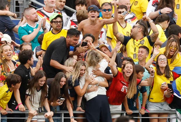Ecuador s head coach Sebastian Beccacece celebrates with family and friend after Ecuador beat Germany 2-1 in a FIFA World Cup, WM, Weltmeisterschaft, Fussball match at New York New Jersey Stadium in East Rutherford, New Jersey, on Thursday, June 25, 2026. With the win Ecuador will advance to the next round of competition.  NYP202606259235 JOHNxANGELILLO