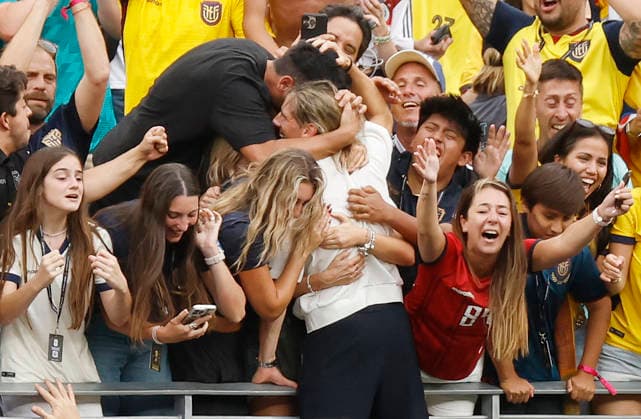 Ecuador s head coach Sebastian Beccacece celebrates with family and friend after Ecuador beat Germany 2-1 in a FIFA World Cup, WM, Weltmeisterschaft, Fussball match at New York New Jersey Stadium in East Rutherford, New Jersey, on Thursday, June 25, 2026. With the win Ecuador will advance to the next round of competition.  NYP202606259236 JOHNxANGELILLO