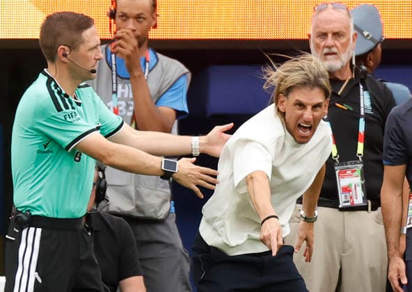 Ecuador s head coach Sebastian Beccacece argues with officials in the second half against Germany in a FIFA World Cup, WM, Weltmeisterschaft, Fussball match at New York New Jersey Stadium in East Rutherford, New Jersey, on Thursday, June 25, 2026.  NYP202606259237 JOHNxANGELILLO