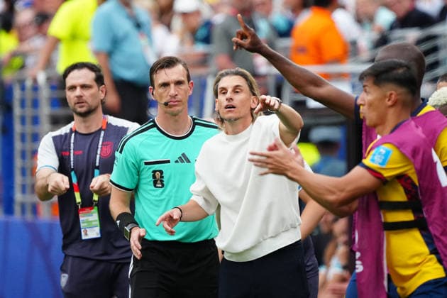 Trainer Coach Sebastian Beccacece (Ecuador) regt sich auf und wartet auf den Schlusspfiff - New York 25.06.2026: Deutschland vs. Ecuador, MetLife Stadium, World Cup 26 Gruppe E, 3. Spieltag *** Ecuador coach Sebastian Beccacece is frustrated and waiting for the final whistle. New York, June 25, 2026: Germany vs. Ecuador, MetLife Stadium, World Cup 26, Group E, Matchday 3