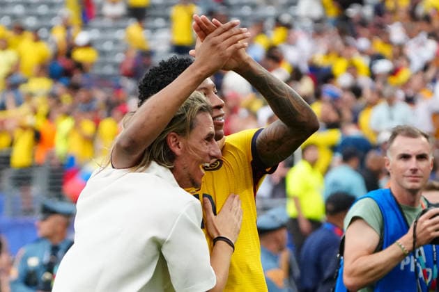 Siegesjubel Trainer Coach Sebastian Beccacece (Ecuador) mit Gonzalo Plata (Ecuador, 19) - New York 25.06.2026: Deutschland vs. Ecuador, MetLife Stadium, World Cup 26 Gruppe E, 3. Spieltag *** Celebrating the victory: Coach Sebastian Beccacece of Ecuador with Gonzalo Plata of Ecuador, June 25, 2026, in New York—Germany vs. Ecuador, MetLife Stadium, World Cup 2026, Group E, Matchday 3