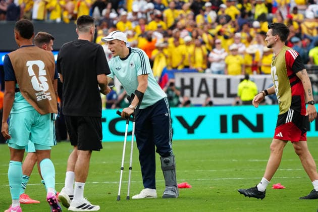 Nico Schlotterbeck (Deutschland Germany) ist verletzt und baut seine Teamkollegen nach der Niederlage wieder auf - New York 25.06.2026: Deutschland vs. Ecuador, MetLife Stadium, World Cup 26 Gruppe E, 3. Spieltag *** Nico Schlotterbeck of Germany is injured and is cheering up his teammates after the loss. New York, June 25, 2026: Germany vs. Ecuador, MetLife Stadium, World Cup 26, Group E, Matchday 3