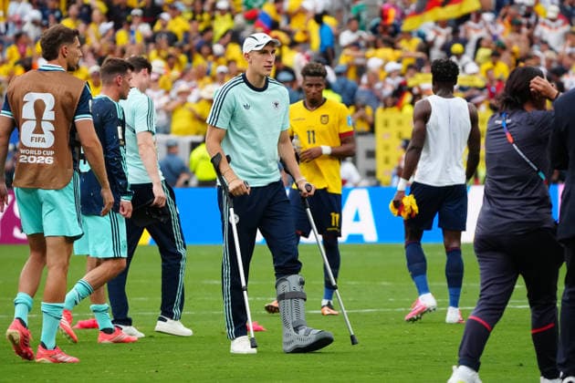 Nico Schlotterbeck (Deutschland Germany) ist verletzt und baut seine Teamkollegen nach der Niederlage wieder auf - New York 25.06.2026: Deutschland vs. Ecuador, MetLife Stadium, World Cup 26 Gruppe E, 3. Spieltag *** Nico Schlotterbeck of Germany is injured and is cheering up his teammates after the loss. New York, June 25, 2026: Germany vs. Ecuador, MetLife Stadium, World Cup 26, Group E, Matchday 3