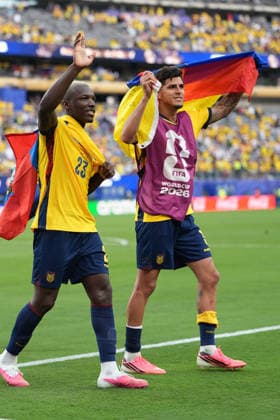 Siegesjubel mit Ehrenrunde Ecuador Moises Caicedo (Ecuador, 23), Piero Hincapie (Ecuador, 3) - New York 25.06.2026: Deutschland vs. Ecuador, MetLife Stadium, World Cup 26 Gruppe E, 3. Spieltag *** Victory celebrations with a lap of honor: Moises Caicedo (Ecuador), 23, and Piero Hincapie (Ecuador), 3. New York, June 25, 2026. Germany vs. Ecuador, MetLife Stadium, World Cup Group E, Matchday 3