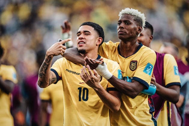 Fußball Herren FIFA Fußball-Weltmeisterschaft 2026 Gruppe E Ecuador vs. Deutschland 25.06.2026 v.l. Kendry Paez ( 10, Ecuador) und Nilson Angulo ( 20, Ecuador) nach dem Sieg New Jersey New York New Jersey Stadion New Jersey United States of America *** Men s Soccer, 2026 FIFA World Cup, Group E: Ecuador vs. Germany, June 25, 2026, at New Jersey Stadium, New Jersey, United States of America. Goals by Kendry Paez (10 ) and Nilson Angulo (20 ), both of Ecuador, following the victory.