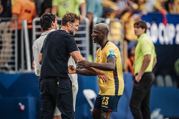 Fußball Herren FIFA Fußball-Weltmeisterschaft 2026 Gruppe E Ecuador vs. Deutschland 25.06.2026 v.l. Jürgen Klopp und Moises Caicedo ( 23, Ecuador) grüßen sich New Jersey New York New Jersey Stadion New Jersey United States of America *** Men s Soccer 2026 FIFA World Cup Group E Ecuador vs. Germany June 25, 2026, featuring Jürgen Klopp and Moises Caicedo, age 23, Ecuador greets New Jersey, New York, New Jersey Stadium, New Jersey, United States of America