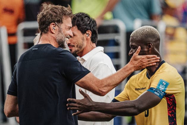 Fußball Herren FIFA Fußball-Weltmeisterschaft 2026 Gruppe E Ecuador vs. Deutschland 25.06.2026 v.l. Jürgen Klopp und Moises Caicedo ( 23, Ecuador) grüßen sich New Jersey New York New Jersey Stadion New Jersey United States of America *** Men s Soccer 2026 FIFA World Cup Group E Ecuador vs. Germany June 25, 2026, featuring Jürgen Klopp and Moises Caicedo, age 23, Ecuador greets New Jersey, New York, New Jersey Stadium, New Jersey, United States of America
