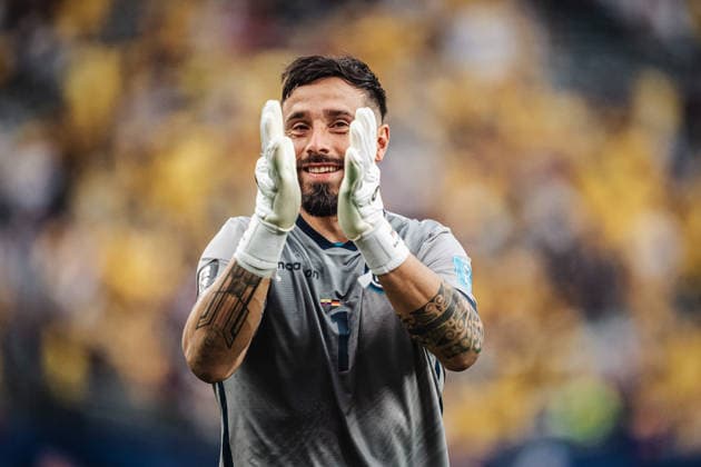 Fußball Herren FIFA Fußball-Weltmeisterschaft 2026 Gruppe E Ecuador vs. Deutschland 25.06.2026 Hernan Galindez ( 1, Ecuador) bedankt sich applaudierend bei den Fans nach dem Sieg New Jersey New York New Jersey Stadion New Jersey United States of America *** Men s Soccer 2026 FIFA World Cup Group E Ecuador vs. Germany June 25, 2026 Hernán Galíndez 1; Ecuador thanks the fans with applause after the victory New Jersey, New York, New Jersey Stadium, New Jersey, United States of America