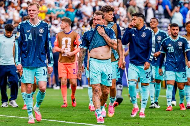 Maximilian Beier of Germany and David Raum of Germany and team of Germany looks dejected after the final whistle , Group E - FIFA World Cup, WM, Weltmeisterschaft, Fussball 2026, Ecuador v Germany, New York New Jersey Stadium, June 25, 2026, East Rutherford, United States.