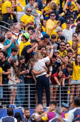FIFA Fussball Weltmeisterschaft 2026, Gruppe E, Spiel 3, Ecuador vs Deutschand, 25.06.2026, Metlife-Stadion in New Jersey Ecuador Trainer Sebastian Beccacece jubelt mit den Fans feiert *** 2026 FIFA World Cup, Group E, Match 3, Ecuador vs. Germany, June 25, 2026, MetLife Stadium in New Jersey. Ecuador coach Sebastián Beccacece celebrates with the fans. Copyright: xBahhoxKarax