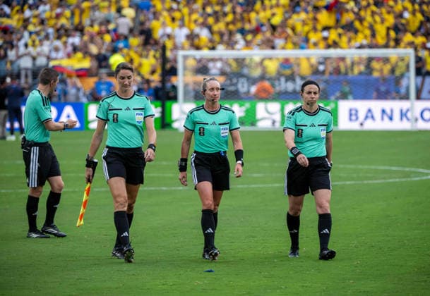 Fußball, Herren, FIFA World Cup, WM, Weltmeisterschaft, Fussball 2026, Spiel in New York New Jersey, Ecuador - Deutschland (Gruppe E, 3. Spieltag), v. l. Assistentin Kathryn Nesbitt, Schiedsrichterin Tori Penso, Assistentin Brooke Mayo, 25.06. 2026, *** Soccer, Men s, 2026 FIFA World Cup, Match in New York, New Jersey, Ecuador vs. Germany, Group E, Matchday 3, Assistant Referee Kathryn Nesbitt, Referee Tori Penso, Assistant Referee Brooke Mayo, June 25, 2026, Copyright: xMatthiasxKochx