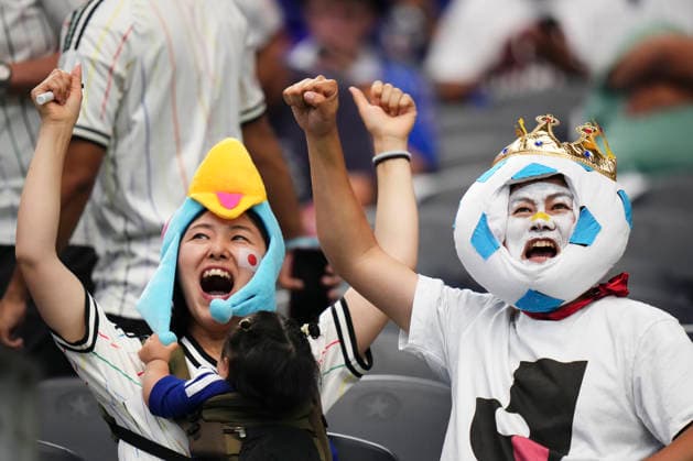 Japan v Sweden: Group F - FIFA World Cup, WM, Weltmeisterschaft, Fussball 2026 Supporters of Japan pose for the photo during the FIFA World Cup 2026 Group F match between Japan and Sweden at Dallas Stadium on June 25, 2026 in Dallas, United States. Arlington TX United States  Copyright: xJosexBretonx originalFilename:bretonhernandez-japanvsw260625_np7jV.jpg