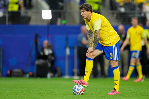Victor Lindelof (Sweden) looks on during the FIFA World Cup, WM, Weltmeisterschaft, Fussball 2026 Group F match between Japan and Sweden at Dallas Stadium on June 25, 2026 in Dallas, United States. (Photo by Torbjorn Tande DeFodi Images) - *** Victor Lindelöf of Sweden watches as Japan and Sweden face off in a Group F match of the 2026 FIFA World Cup at Dallas Stadium on June 25, 2026, in Dallas, United States. Photo by Torbjorn Tande, DeFodi Images