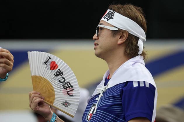 ARLINGTON, TX - JUNE 25: A Japan fan in the stands cools himself off ahead of the FIFA World Cup, WM, Weltmeisterschaft, Fussball 2026 Group F match between Japan and Sweden on June 25, 2026, at Dallas Stadium in Dallas, Texas. (Photo by David Buono Icon Sportswire) SOCCER: JUN 25 FIFA World Cup 26 Group F - Japan vs Sweden EDITORIAL USE ONLY Icon260623007