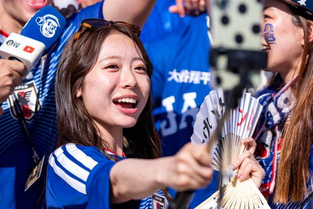 FIFA World Cup, WM, Weltmeisterschaft, Fussball 2026 - Group F - Japan vs Sweden A supporter of Japan cheers as they arrive for the FIFA World Cup 2026 group stage match Japan against Sweden, in Dallas, Texas, USA, 25 June 2026. DALLAS United States  Copyright: xJEFFREYxMCWHORTERx