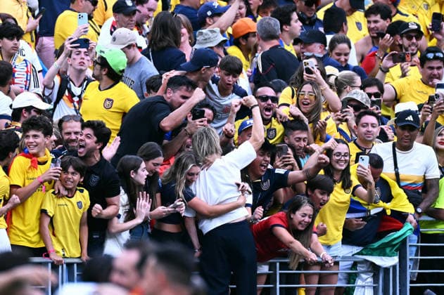 Fussball, Länderspiel, Herren, FIFA World Cup, WM, Weltmeisterschaft, Fussball 2026, Fussball-Weltmeisterschaft, USA, Gruppe E, MetLife Stadium New Jersey: Ecuador - Deutschland 2:1; Nationaltrainer Sebastian Beccacece (ECU) feiert mit den Fans. Jubel, Freude, Aktion. *** Soccer, International Match, Men s, 2026 FIFA World Cup, Soccer World Cup, USA, Group E, MetLife Stadium, New Jersey, Ecuador vs. Germany 2–1, National Team Coach Sebastian Beccacece (ECU) celebrates with the fans—cheers, joy, action