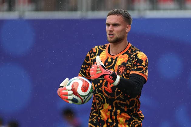 Bart Verbruggen of the Netherlands warms up before a Group F match at the 2026 FIFA World Cup, WM, Weltmeisterschaft, Fussball between Tunisia and the Netherlands at Arrowhead Stadium in Kansas, United States, 25 June 2026. FIFA World Cup 2026 - Group F Tunisia vs. Netherlands !ACHTUNG: NUR REDAKTIONELLE NUTZUNG!  Copyright: xJuanxIgnacioxRoncoronix GR5056 20260625-55020711853_1
