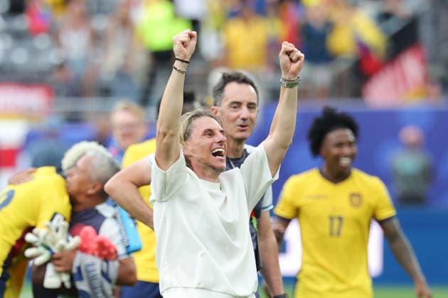 Ecuador s coach, Sebastián Beccacece (C), celebrates at the end of a Group E match in the 2026 FIFA World Cup, WM, Weltmeisterschaft, Fussball between Ecuador and Germany at MetLife stadium in New Jersey, United States, 25 June 2026. FIFA World Cup 2026 - Group E - Ecuador vs Germany !ACHTUNG: NUR REDAKTIONELLE NUTZUNG!  Copyright: xSebastiaoxMoreirax GR5026 20260625-55020711875_1