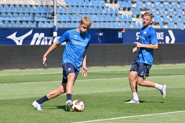 Lasse Isbruch (VfL Bochum), Enis Cokaj (VfL Bochum), v.li. 25.06.2026, Fussball 2. Bundesliga, Saison 2026 2027, Trainingsauftakt VfL Bochum Bochum Vonovia Ruhrstadion Nordrhein Westfalen Deutschland *** Lasse Isbruch, VfL Bochum; Enis Cokaj, VfL Bochum; from left, June 25, 2026; soccer, 2. Bundesliga; 2026–2027 season; start of training camp, VfL Bochum, Bochum, Vonovia Ruhrstadion, North Rhine-Westphalia, Germany Team2