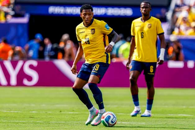 Gonzalo Plata of Ecuador dribbles with the ball , Group E - FIFA World Cup, WM, Weltmeisterschaft, Fussball 2026, Ecuador v Germany, New York New Jersey Stadium, June 25, 2026, East Rutherford, United States.