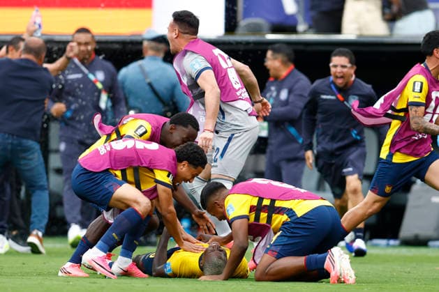 New Jersey, USA, 25th June 2026. Moises Caicedo of Ecuador lays on the floor celebrating with team mates after the Ecuador vs Germany FIFA World Cup, WM, Weltmeisterschaft, Fussball match at Metlife Stadium, New Jersey. Picture credit should read: Paul Terry Sportimage EDITORIAL USE ONLY. No use with unauthorised audio, video, data, fixture lists, club league logos or live services. Online in-match use limited to 120 images, no video emulation. No use in betting, games or single club league player publications. SPI_070_PT_Ecuador_Germany SPI-4841-0070