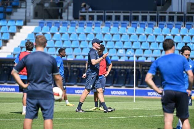 Trainer Uwe Rösler (VfL Bochum) gibt seinen Spielern ANweisungen 25.06.2026, Fussball 2. Bundesliga, Saison 2026 2027, Trainingsauftakt VfL Bochum Bochum Vonovia Ruhrstadion Nordrhein Westfalen Deutschland *** Coach Uwe Rösler of VfL Bochum gives his players instructions on June 25, 2026; Soccer, 2. Bundesliga, 2026–2027 season; Start of training camp for VfL Bochum at the Vonovia Ruhrstadion in Bochum, North Rhine-Westphalia, Germany Team2