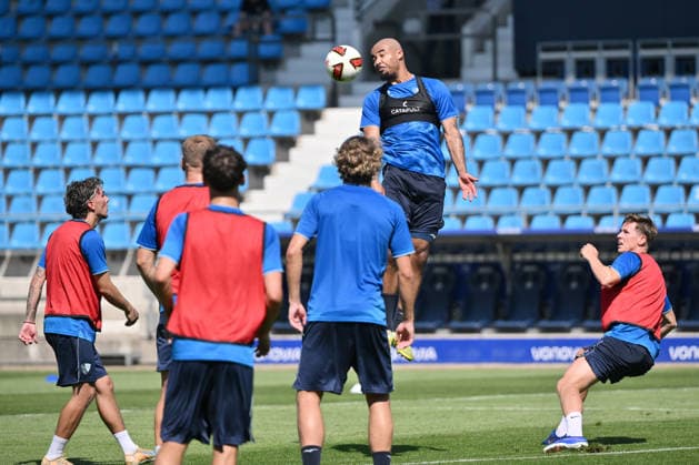 Kopfball von Jean Manuel Mbom (VfL Bochum) 25.06.2026, Fussball 2. Bundesliga, Saison 2026 2027, Trainingsauftakt VfL Bochum Bochum Vonovia Ruhrstadion Nordrhein Westfalen Deutschland *** Header by Jean Manuel Mbom, VfL Bochum, June 25, 2026; Soccer, 2. Bundesliga, 2026–2027 season; Start of training camp for VfL Bochum at the Vonovia Ruhrstadion in Bochum, North Rhine-Westphalia, Germany Team2