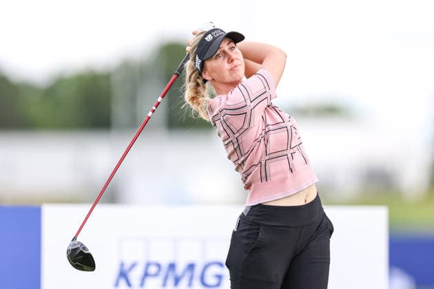 Olivia Cowan of Germany hits her tee shot on the ninth tee during the first round of the 2026 KPMG Women s PGA, Golf Herren Championship at Hazeltine National Golf Club on June 25, 2026 in Chaska, Minnesota. CSM. Golf 2026: KPMG Women s PGA Championship Round One  - ZUMAc04_ 20260625_zma_c04_251 Copyright: xStevenxGarciax