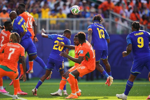 June 25, 2026: Curacao Midfielder Leandro Bacuna (10) attempts a header during the second half of a World Cup Match against Curacao at Philadelphia Stadium in Philadelphia, Pennsylvania. CSM Philadelphia United States of America - ZUMAc04_ 20260625_zma_c04_230 Copyright: xKylexRoddenx