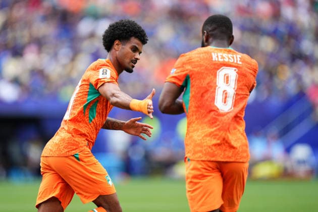 June 25, 2026: Ivory Coast Defender Christopher Operi (13) and Ivory Coast Midfielder Franck Kessie (8) high five during the first half of a World Cup Match against Curacao at Philadelphia Stadium in Philadelphia, Pennsylvania. CSM FIFA World Cup, WM, Weltmeisterschaft, Fussball 2026: Ivory Coast Vs Curacao JUN 25  - ZUMAc04_ 20260625_zma_c04_264 Copyright: xKylexRoddenx