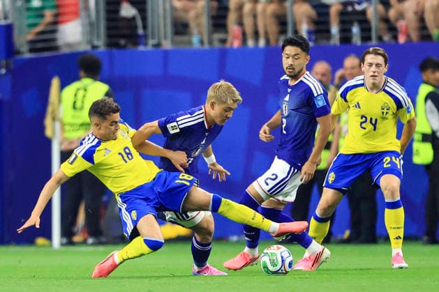 Yasin Ayari (L) of Sweden kicks the ball during a FIFA World Cup, WM, Weltmeisterschaft, Fussball 2026 Group F match between Japan and Sweden at AT&T Stadium in Dallas, USA, 25 June 2025. FIFA World Cup 2026 - Group F - Japan vs. Sweden !ACHTUNG: NUR REDAKTIONELLE NUTZUNG!  Copyright: xCarlosxRamírezx GR5122 20260625-55020712220_1