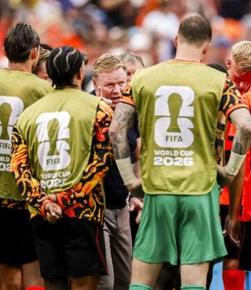 KANSAS - Netherlands coach Ronald Koeman addresses the players during the hydration break at the 2026 FIFA World Cup, WM, Weltmeisterschaft, Fussball Group F match between Tunisia and the Netherlands at Kansas City Stadium on June 25, 2026, in Kansas, United States. KOEN VAN WEEL ANP FIFA World Cup 2026 group stage 2026 xVIxANPxSportx xxANPxIVx 561992491 originalFilename: 561992491.jpg