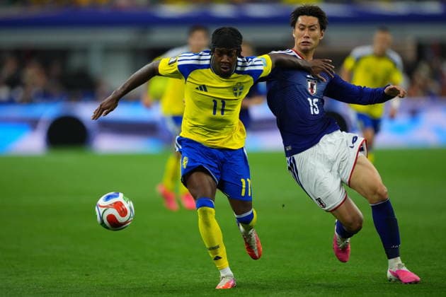 FIFA World Cup, WM, Weltmeisterschaft, Fussball 2026 - Group F - Japan vs Sweden Anthony Elanga of Sweden (L) in action against Daichi Kamada of Japan (R) during the FIFA World Cup 2026 group stage match Japan against Sweden, in Dallas, Texas, USA, 25 June 2026. DALLAS United States  Copyright: xJEFFREYxMCWHORTERx