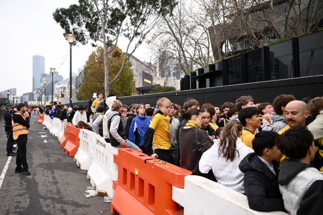 WORLD CUP LIVE SITE MELBOURNE, Socceroos supporters arrive to watch the FIFA World Cup, WM, Weltmeisterschaft, Fussball Group D match between Australia and Paraguay at a live site at Federation Square, in Melbourne, Friday, June 26, 2026 ( NO ARCHIVING MELBOURNE VICTORIA AUSTRALIA  Copyright: xJOELxCARRETTx 20260626135989024918