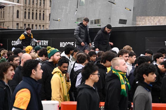 WORLD CUP LIVE SITE MELBOURNE, Socceroos supporters arrive to watch the FIFA World Cup, WM, Weltmeisterschaft, Fussball Group D match between Australia and Paraguay at a live site at Federation Square, in Melbourne, Friday, June 26, 2026 ( NO ARCHIVING MELBOURNE VICTORIA AUSTRALIA  Copyright: xJOELxCARRETTx 20260626197214247706
