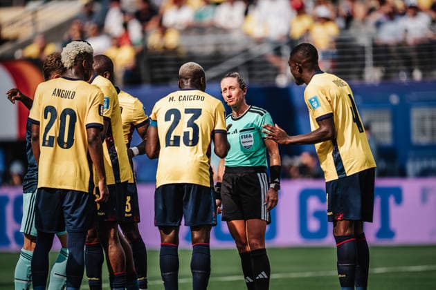 Fußball Herren FIFA Fußball-Weltmeisterschaft 2026 Gruppe E Ecuador vs. Deutschland 25.06.2026 Schiedsrichterin Tori Penso (USA) diskutiert mit Moises Caicedo ( 23, Ecuador) New Jersey New York New Jersey Stadion New Jersey United States of America *** Men s Soccer 2026 FIFA World Cup Group E Ecuador vs. Germany June 25, 2026 Referee Tori Penso (USA) discusses the play with Moises Caicedo (23), Ecuador New Jersey New York New Jersey Stadium New Jersey United States of America