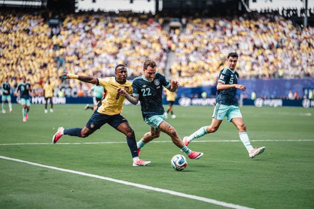 Fußball Herren FIFA Fußball-Weltmeisterschaft 2026 Gruppe E Ecuador vs. Deutschland 25.06.2026 v.l. John Yeboah ( 9, Ecuador) gegen David Raum ( 22, Deutschland) New Jersey New York New Jersey Stadion New Jersey United States of America *** Men s Soccer 2026 FIFA World Cup Group E Ecuador vs. Germany June 25, 2026, John Yeboah 9, Ecuador vs. David Raum 22, Germany, New Jersey, New York, New Jersey Stadium, New Jersey, United States of America