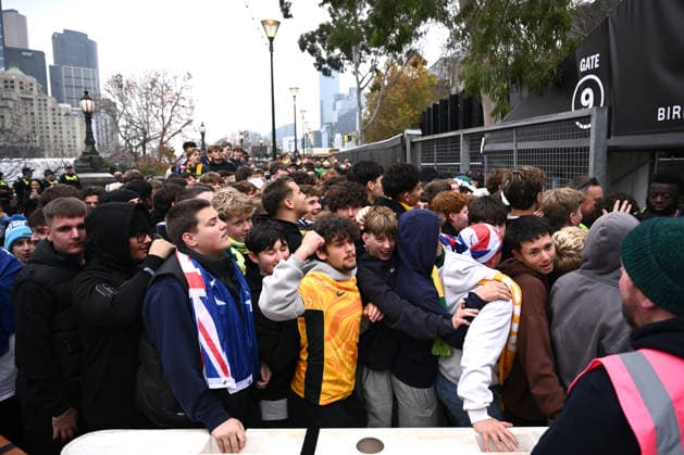 WORLD CUP LIVE SITE MELBOURNE, Socceroos supporters arrive to watch the FIFA World Cup, WM, Weltmeisterschaft, Fussball Group D match between Australia and Paraguay at a live site at Federation Square, in Melbourne, Friday, June 26, 2026 ( NO ARCHIVING MELBOURNE VICTORIA AUSTRALIA  Copyright: xJOELxCARRETTx 20260626111200424977