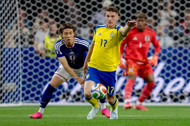2026-06-25 Japan v Sweden - Group F: FIFA World Cup, WM, Weltmeisterschaft, Fussball 2026 ARLINGTON, UNITED STATES - JUNE 25: Ko Itakura of Japan, Viktor Gyokeres of Sweden during the Group F: FIFA World Cup 2026 match between Japan and Sweden at Dallas Stadium on June 25, 2026 in Arlington, Texas. (Photo by Pablo Morano BSR Agency) Arlington United States Content not available for redistribution in The Netherlands directly or indirectly through any third parties. Copyright: xBSRxAgencyx