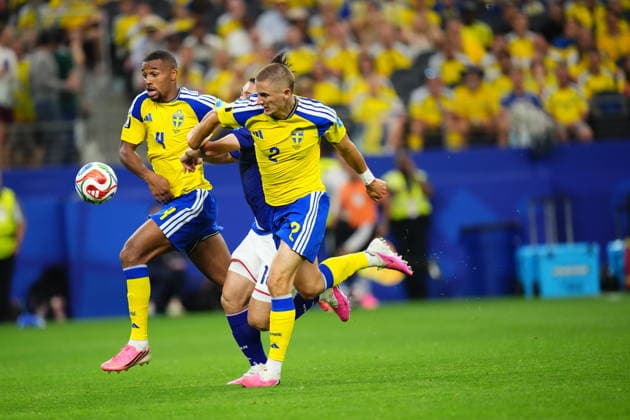 Japan v Sweden - FIFA World Cup, WM, Weltmeisterschaft, Fussball 2026 - Group F ARLINGTON, USA - JUNE 25: Isak Hien, Gustaf Lagerbielke of Sweden and Ayase Ueda of Japan compete for the ball during the 2026 FIFA World Cup First Stage Group F match between Japan and Sweden at Dallas Stadium in Arlington, Texas, United States on June 25, 2026. Jose Hernandez Anadolu Texas United States. Editorial use only. Please get in touch for any other usage.  Copyright: x2026xAnadoluxJosexHernandezx