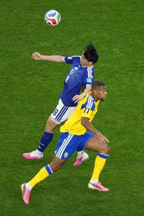 Ayase Ueda (L) of Japan vies for the ball with Isak Hien of Sweden during the FIFA World Cup, WM, Weltmeisterschaft, Fussball 2026 group stage match Japan against Sweden at the AT&T Stadium in Arlington, United States, 25 June 2026. FIFA World Cup 2026 - Group F - Japan vs. Sweden !ACHTUNG: NUR REDAKTIONELLE NUTZUNG!  Copyright: xKennethxFernándezx GR5175 20260626-55020712376_1