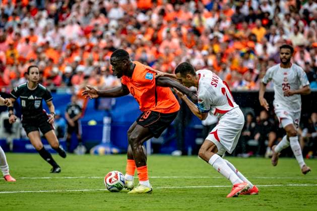 KANSAS CITY - (l-r) Brian Brobbey of the Netherlands and Ellyes Skhiri of Tunisia during the 2026 World Cup at Arrowhead Stadium on June 25, 2026 in Kansas City United States. (Photo by Stefan Koops EYE4IMAGES DeFodi Images) - *** KANSAS CITY l r Brian Brobbey of the Netherlands and Ellyes Skhiri of Tunisia during the 2026 World Cup at Arrowhead Stadium on June 25, 2026, in Kansas City, United States. Photo by Stefan Koops, EYE4IMAGES, DeFodi Images