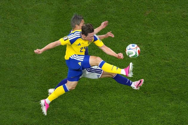 Elliot Stroud of Sweden controls a ball during the FIFA World Cup, WM, Weltmeisterschaft, Fussball 2026 group stage match Japan against Sweden at the AT&T Stadium in Arlington, United States, 25 June 2026. FIFA World Cup 2026 - Group F - Japan vs. Sweden !ACHTUNG: NUR REDAKTIONELLE NUTZUNG!  Copyright: xKennethxFernándezx GR5172 20260626-55020712408_1